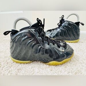 Nike Air Black Foamposite One Boys Size 2Y Basketball Sneakers Tennis Shoes